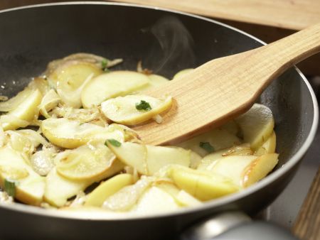 Matjes auf Apfel-Zwiebel-Gemüse Zubereitung Schritt 4 Matjes auf Apfel-Zwiebel-Gemüse Zubereitung Schritt 4