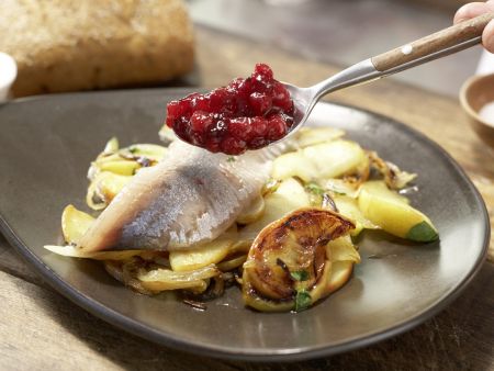 Matjes auf Apfel-Zwiebel-Gemüse Zubereitung Schritt 6 Matjes auf Apfel-Zwiebel-Gemüse Zubereitung Schritt 6