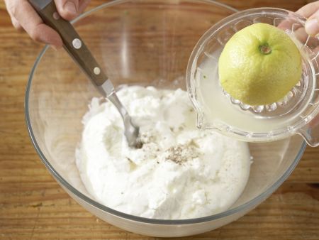 Matjes mit Meerrettichquark Zubereitung Schritt 4 Matjes mit Meerrettichquark Zubereitung Schritt 4