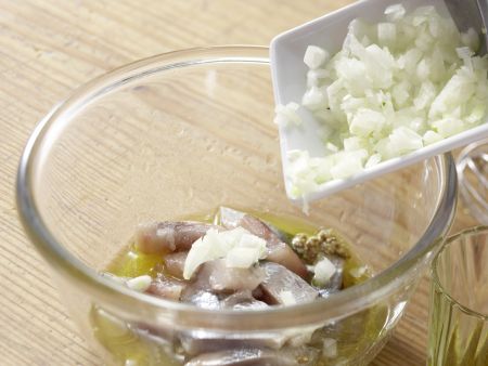Matjessalat auf Crostini Zubereitung Schritt 3 Matjessalat auf Crostini Zubereitung Schritt 3