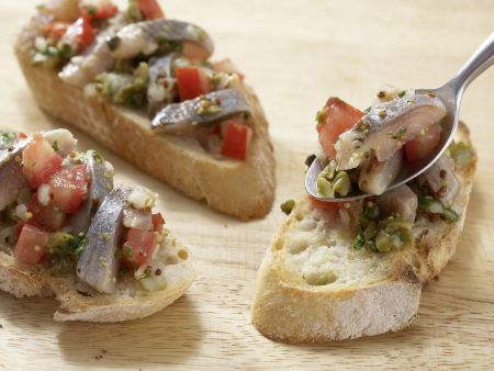 Matjessalat auf Crostini Zubereitung Schritt 8 Matjessalat auf Crostini Zubereitung Schritt 8