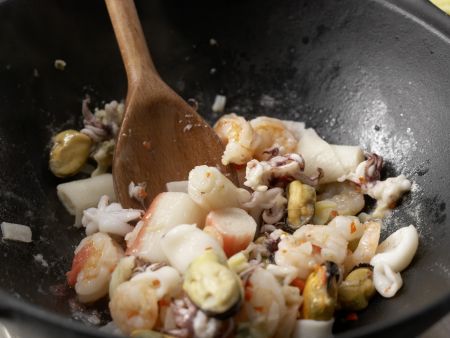 Meeresfrüchte-Pfanne Zubereitung Schritt 8 Meeresfrüchte-Pfanne Zubereitung Schritt 8