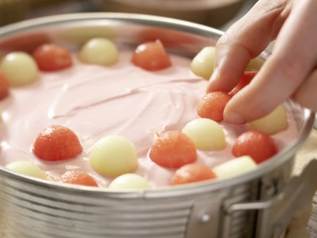 Melonen-Joghurt-Torte Zubereitung Schritt 9 Melonen-Joghurt-Torte Zubereitung Schritt 9