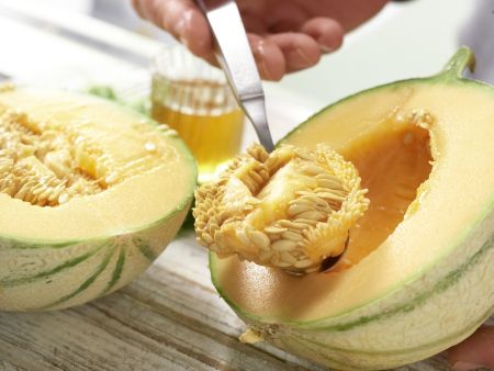 Melonensalat auf Frischkäse Zubereitung Schritt 1 Melonensalat auf Frischkäse Zubereitung Schritt 1