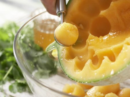 Melonensalat auf Frischkäse Zubereitung Schritt 2 Melonensalat auf Frischkäse Zubereitung Schritt 2