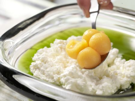 Melonensalat auf Frischkäse Zubereitung Schritt 6 Melonensalat auf Frischkäse Zubereitung Schritt 6
