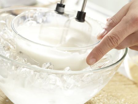 Milchkaffee-Mousse Zubereitung Schritt 5 Milchkaffee-Mousse Zubereitung Schritt 5