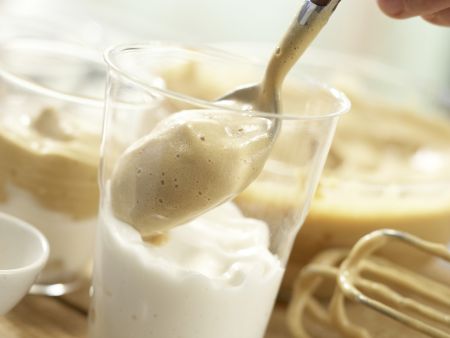 Milchkaffee-Mousse Zubereitung Schritt 7 Milchkaffee-Mousse Zubereitung Schritt 7
