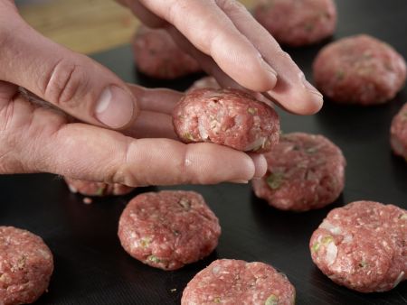 Mini-Frikadellen im Fladenbrot Zubereitung Schritt 3 Mini-Frikadellen im Fladenbrot Zubereitung Schritt 3