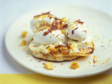 Mini-Pfannkuchen mit Bananen und Eiscreme kleine Pancakes mit Bananen, Eis und Schokoraspeln