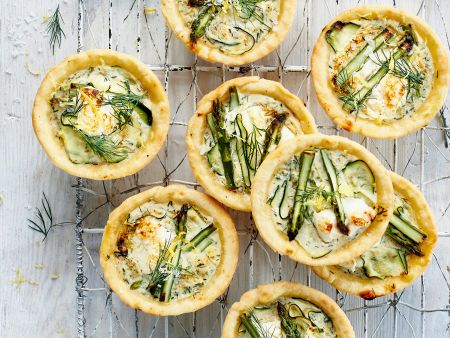 Mini-Quiches mit Zucchini und grünem Spargel