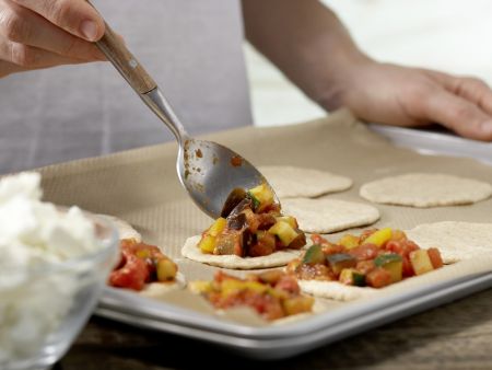 Minipizzen mit Paprikagemüse Zubereitung Schritt 9 Minipizzen mit Paprikagemüse Zubereitung Schritt 9