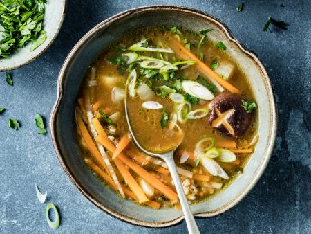 Miso-Suppe mit Gemüse und Hafer