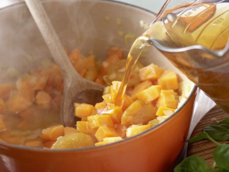 Möhren-Aprikosen-Suppe Zubereitung Schritt 4 Möhren-Aprikosen-Suppe Zubereitung Schritt 4