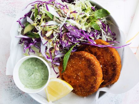 Möhren-Hirse-Bratlinge mit Krautsalat und Minz-Dip