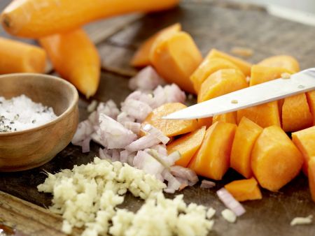 Möhren-Ingwer-Suppe Zubereitung Schritt 2 Möhren-Ingwer-Suppe Zubereitung Schritt 2