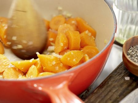 Möhren-Ingwer-Suppe Zubereitung Schritt 3 Möhren-Ingwer-Suppe Zubereitung Schritt 3