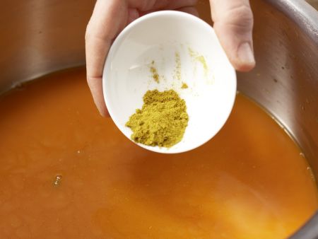 Möhren-Nudeltopf mit Erbsen Zubereitung Schritt 1 Möhren-Nudeltopf mit Erbsen Zubereitung Schritt 1