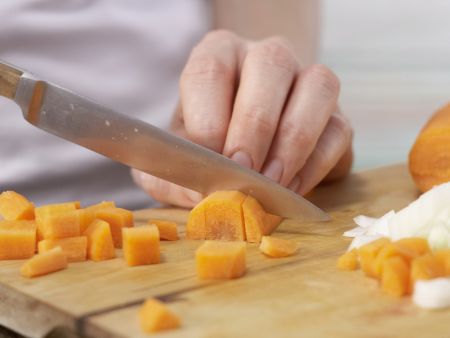 Möhren-Orangen-Suppe Zubereitung Schritt 1 Möhren-Orangen-Suppe Zubereitung Schritt 1