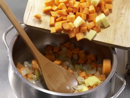 Möhren-Orangen-Suppe Zubereitung Schritt 2 Möhren-Orangen-Suppe Zubereitung Schritt 2
