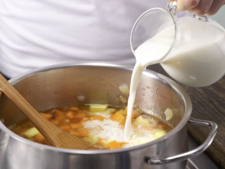 Möhren-Orangen-Suppe Zubereitung Schritt 3 Möhren-Orangen-Suppe Zubereitung Schritt 3