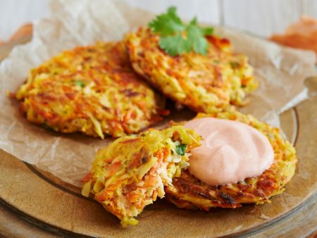 Möhren-Pastinaken-Puffer mit Sriracha-Joghurt