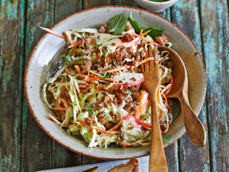 Möhren-Spitzkohl-Salat mit Rinderhackfleisch und Apfel