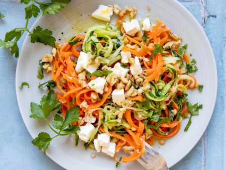 Möhren-Zucchini-Salat mit Feta und Walnüssen