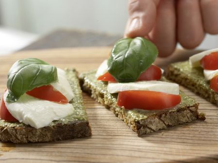 Mozzarellabrot mit Orangenschorle Zubereitung Schritt 5 Mozzarellabrot mit Orangenschorle Zubereitung Schritt 5