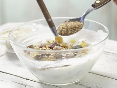 Müsli-Kugeln mit Quark Zubereitung Schritt 1 Müsli-Kugeln mit Quark Zubereitung Schritt 1