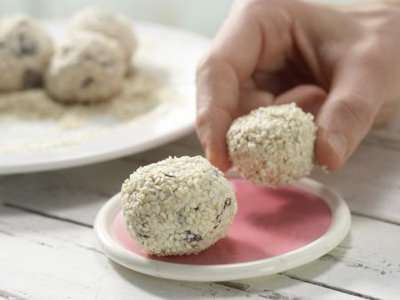 Müsli-Kugeln mit Quark Zubereitung Schritt 3 Müsli-Kugeln mit Quark Zubereitung Schritt 3