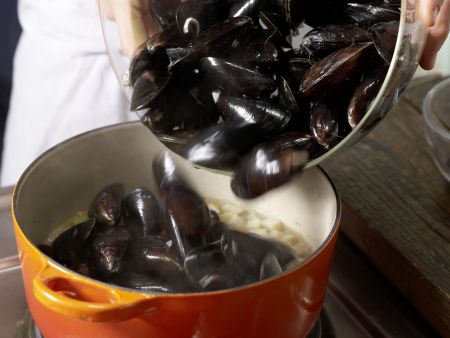 Muscheln im Gemüsesud Zubereitung Schritt 4 Muscheln im Gemüsesud Zubereitung Schritt 4