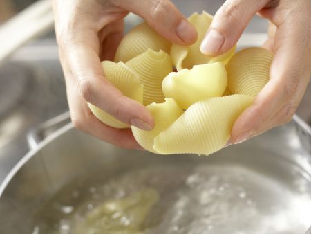 Muschelnudeln in Tomatensauce Zubereitung Schritt 6 Muschelnudeln in Tomatensauce Zubereitung Schritt 6