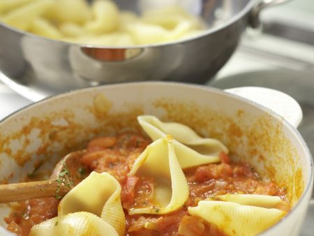 Muschelnudeln in Tomatensauce Zubereitung Schritt 9 Muschelnudeln in Tomatensauce Zubereitung Schritt 9