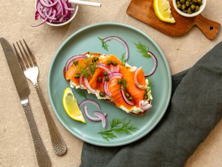 Norwegischer Räucherlachs auf dunklem Roggenbrot Rezept