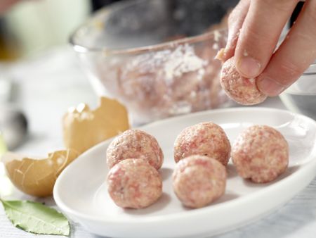 Nudeln mit Lammhackbällchen Zubereitung Schritt 2 Nudeln mit Lammhackbällchen Zubereitung Schritt 2