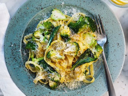 Nudeln mit Brokkoli, Parmesan und Olivenöl
