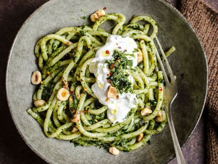 Nudeln mit Pesto und Burrata