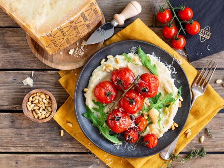 Ofentomaten auf Grana-Padano-Sellerie-Creme mit Rucola und Pinienkernen