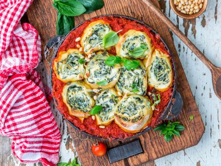 Ofengebackene Spinatrotolos in Tomatensauce