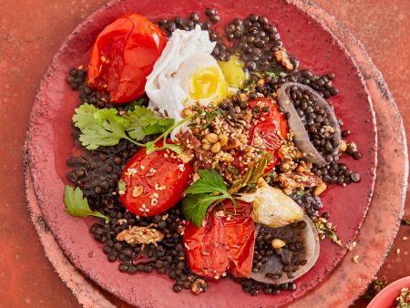 Ofentomaten auf Belugalinsen mit pochiertem Ei