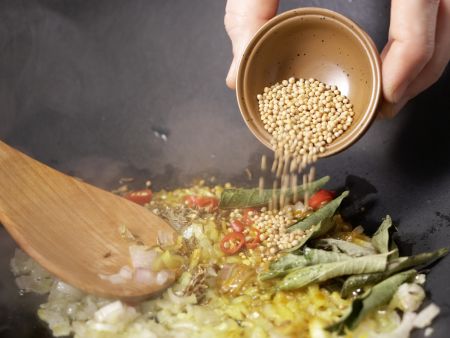 Okraschoten-Curry Zubereitung Schritt 4 Okraschoten-Curry Zubereitung Schritt 4