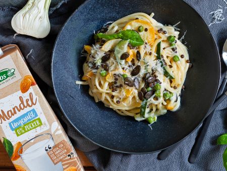 Bio-One-Pot-Pasta mit Zucchini, Erbsen und Linsen