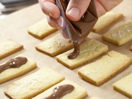 Orangenblätter, Nugatstreifen und Kokosringe Zubereitung Schritt 8 Orangenblätter, Nugatstreifen und Kokosringe Zubereitung Schritt 8