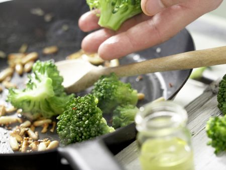 Orecchiete-Nudeln mit Brokkoli Zubereitung Schritt 5 Orecchiete-Nudeln mit Brokkoli Zubereitung Schritt 5