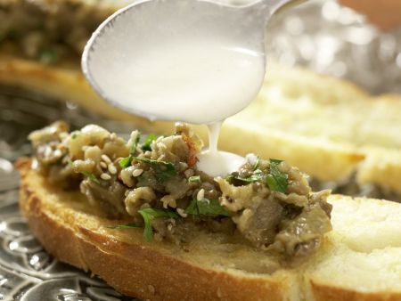 Orientalisches Auberginenpüree auf Fladenbrot Zubereitung Schritt 8 Orientalisches Auberginenpüree auf Fladenbrot Zubereitung Schritt 8