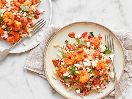 Orzosalat mit Feta, Oliven und Garnelen