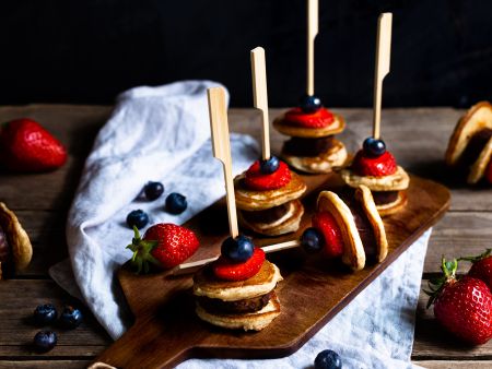 Pancake-Spieße mit Früchten