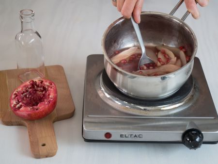 Pancakes mit Granatapfel-Birnen-Kompott Zubereitung Schritt 2 Pancakes mit Granatapfel-Birnen-Kompott Zubereitung Schritt 2