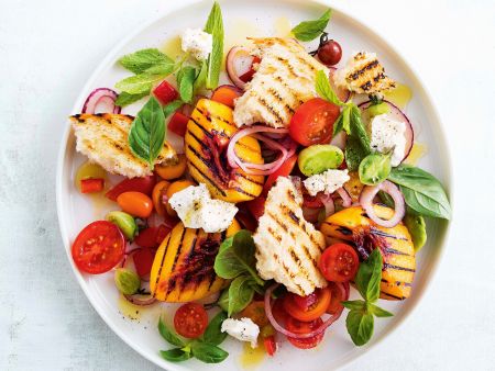 Panzanella mit gegrillten Pfirsichen, Tomaten und Ziegenkäse
